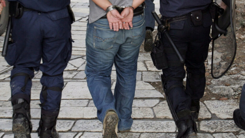 Τρεις συλλήψεις μελών συμμορίας που λήστευε καταστήματα