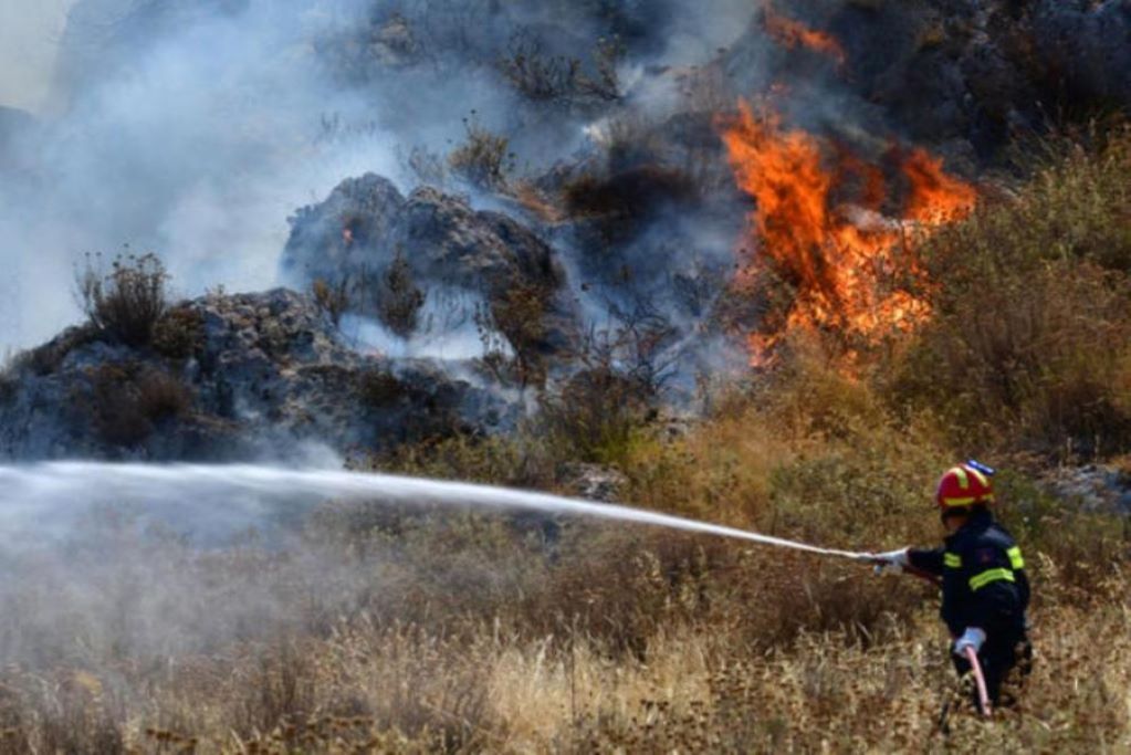 Συνεχίζουν για δεύτερη μέρα οι φωτιές σε Κορινθία και Επίδαυρο