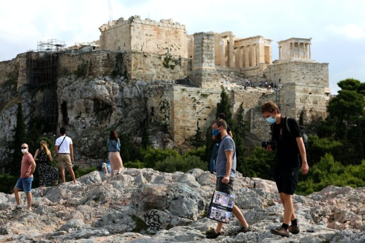 Τουρισμός: Τέλος η καραντίνα για τους εμβολιασμένους Βρετανούς που επιστρέφουν από Ελλάδα