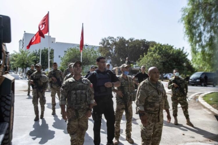 Τυνησία: Ο στρατός έχει αναπτυχθεί έξω από το πρωθυπουργικό μέγαρο