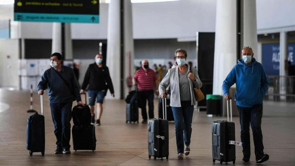 Financial Times: Η Αγγλία θα ανοίξει τις πύλες της για πλήρως εμβολιασμένους τουρίστες