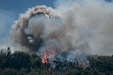 Βαρνάβα Αττικής: Απομακρύνθηκαν κάτοικοι-Μάχη με τις φλόγες