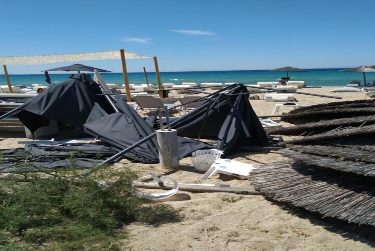 Χαλκιδική: Ανεμοστρόβιλος «κατέστρεψε» παραλία (Εικόνες)