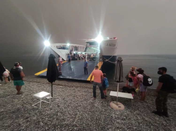 Φωτιά στην Εύβοια: Εντολή εκκένωσης της Λίμνης με ferry boat