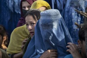 Αφγανιστάν: Μητέρες πετούν τα μωρά τους σε στρατιώτες