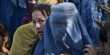 Αφγανιστάν: Μητέρες πετούν τα μωρά τους σε στρατιώτες