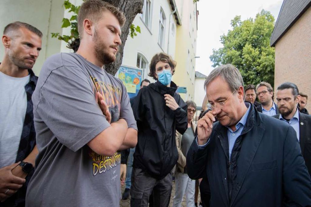Ο Άρμιν Λάσετ αντιμέτωπος με την οργή και την αγανάκτηση πλημμυροπαθών
