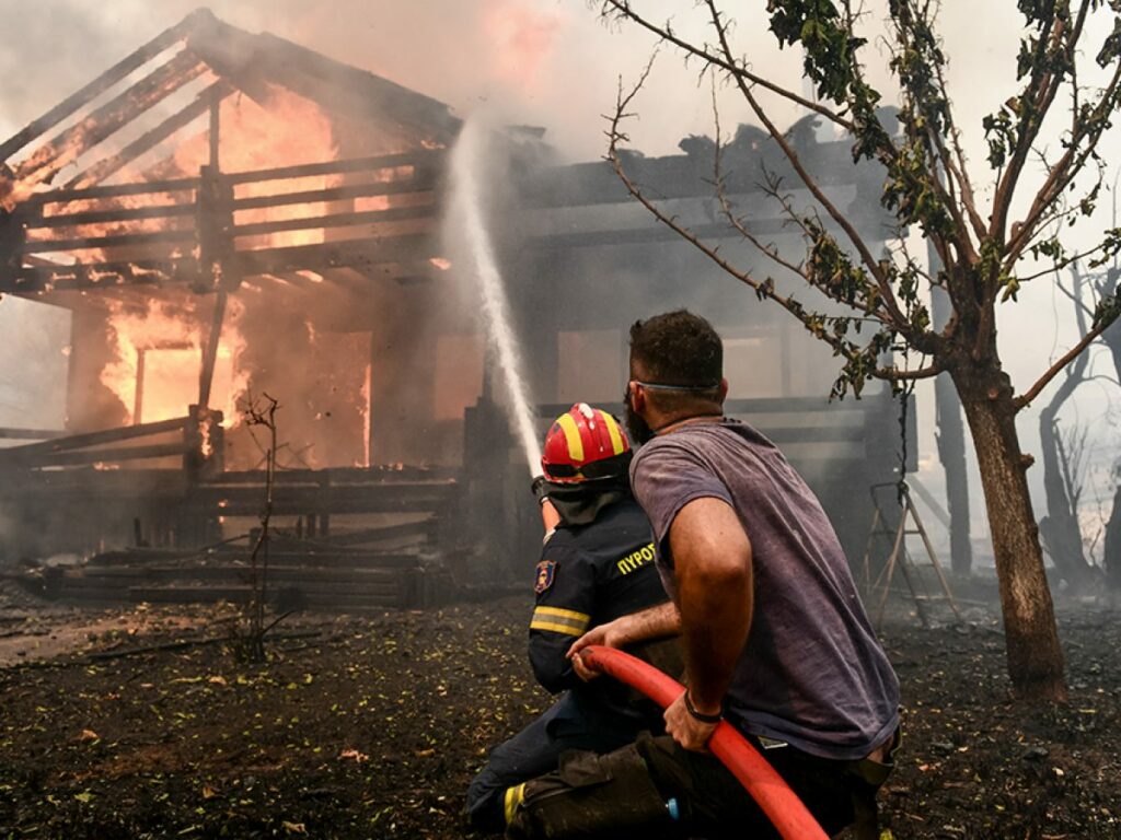 Φωτιές: Σε κρίσιμη κατάσταση νοσηλεύονται οι 2 εθελοντές πυροσβέστες