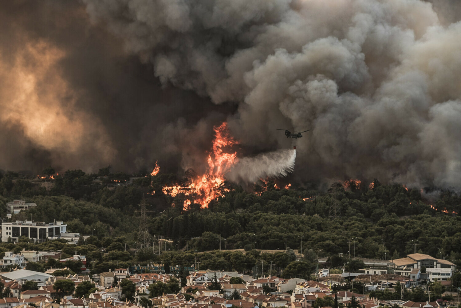 Βαρυμπόμπη: «Εκκενώστε άμεσα προς Αθήνα»- Οι φλόγες στο Τατόι