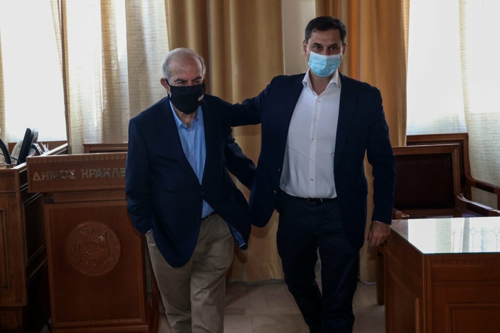 Θεοχάρης στην Εύβοια: Η κυβέρνηση αποδεικνύει ότι είναι δίπλα στους πληγέντες από τις πυρκαγιές