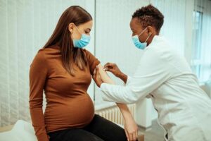 CDC: Τα εμβόλια κατά του κορωνοϊού είναι ασφαλή για τις εγκύους