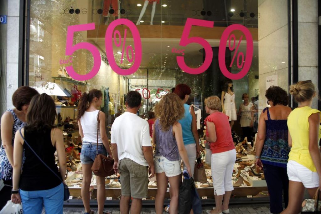 Πόσο βελτιώθηκαν οι πωλήσεις των καταστημάτων στις θερινές εκπτώσεις