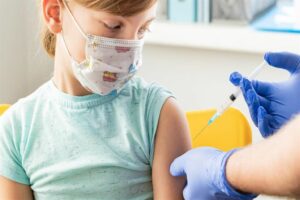 Εμβολιασμός: Κρούει τον κώδωνα κινδύνου για τα παιδιά η Αθηνά Λινού