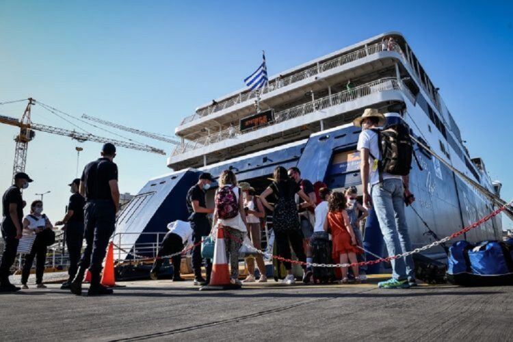 Κορυφώνεται η έξοδος από Αθήνα ενόψει Δεκαπενταύγουστου - Τι χρειάζεται για ταξίδι με πλοίο