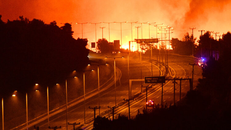 Φωτιά στη Βόρεια Αττική: Στην εθνική οδό στο ύψος της Μαλακάσας έφτασε η φωτιά