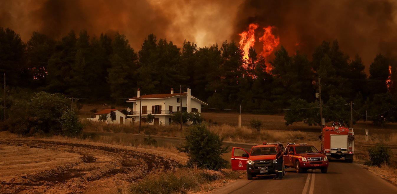 Εύβοια: Στο έλεος της πύρινης κόλασης χωριά - Καίγονται σπίτια