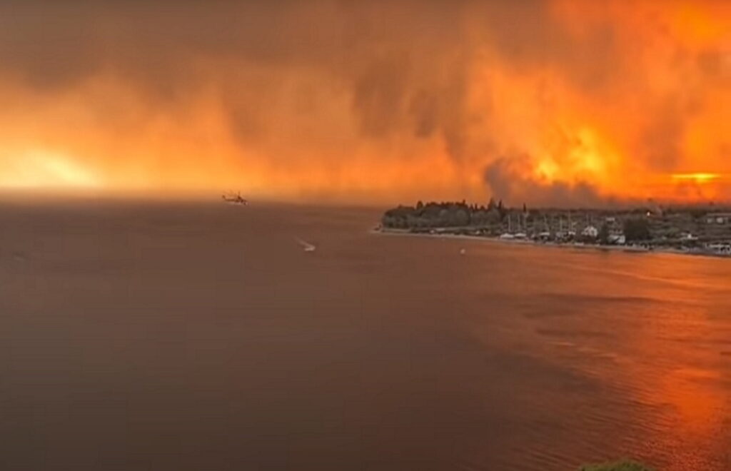 Φωτιά στην Εύβοια: Αποκλεισμένοι πολίτες μεταφέρονται με ferry boat