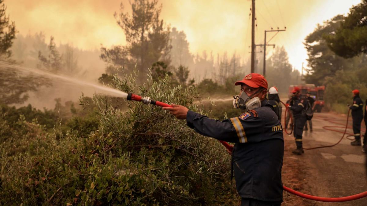 Βόρεια Εύβοια - Φωτιές: Εκκενώνεται το Ασμήνιο, δεν φεύγουν οι κάτοικοι