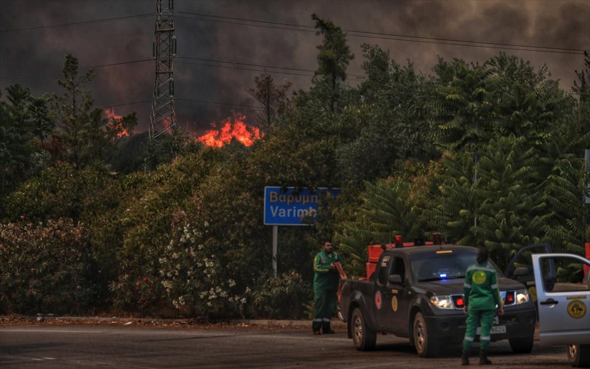 Φωτιά Βαρυμπόμπη: Εκκένωση σε Θρακομακεδόνες και Αχαρνές