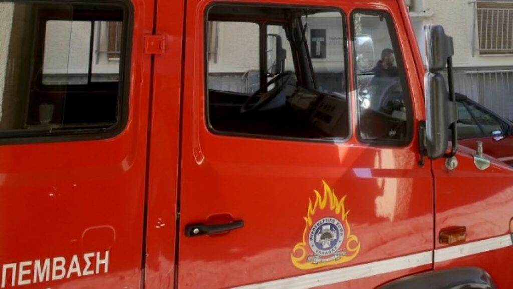 Ξέσπασε φωτιά πάνω από το νεκροταφείο στα Άνω Λιόσια (vid)