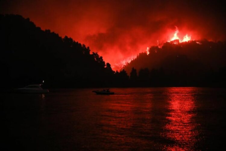 Δραματικές ώρες στην Εύβοια: Κυκλωμένο από τις φλόγες το χωριό Ελληνικά