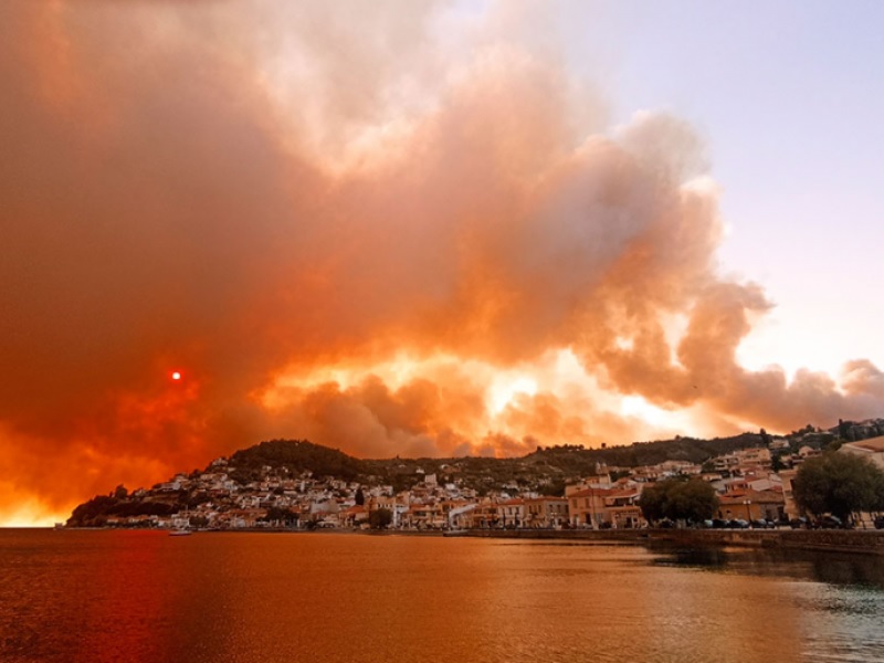 Μαίνεται η φωτιά στην Εύβοια - Εκκενώθηκαν χωριά