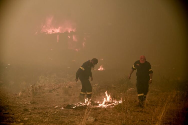 Φωτιά στα Βίλια: Προς εκκένωση των οικισμών ΤΙΤΑΝ και Πανόραμα