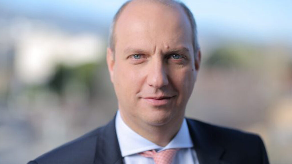 Ενώ δήλωσε, ότι , η σημερινή δήλωση του κ. Τσίπρα ότι "θέλουμε να ξεβολέψουμε όσους στρογγυλοκάθισαν στην εξουσία χωρίς να έχουν δικαίωμα, θέτει ένα θεσμικό πρόβλημα