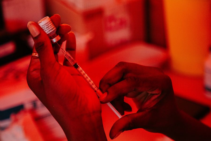 ΗΠΑ: Μειώθηκε στο 66% η αποτελεσματικότητα των εμβολίων Pfizer και Moderna κατά της μετάλλαξης Δέλτα