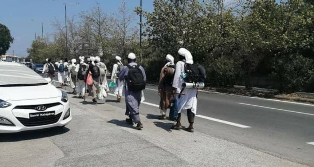 Συνέλλαβαν13 τουρίστες στην Καλαμάτα επειδή τους πέρασαν για Ταλιμπάν