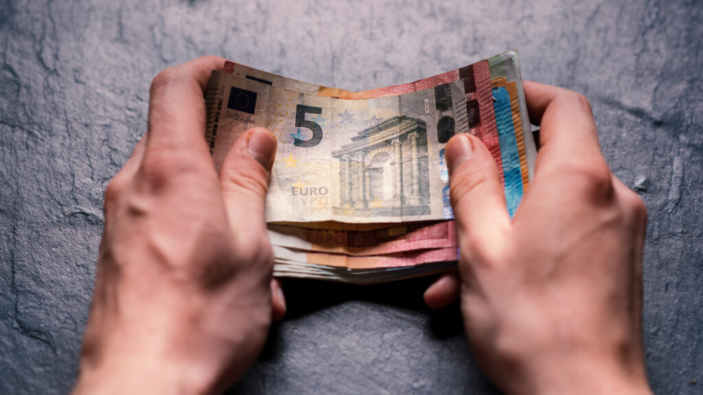 Ανάλυση: Γιατί έγινε με... φειδώ η αύξηση του κατωτάτου μισθού!
