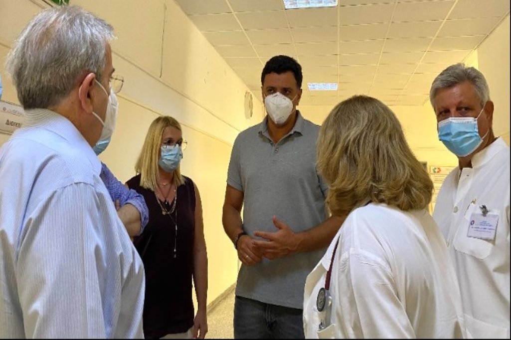 Ο Β. Κικίλιας με τον καθηγητή Π. Μπεχράκη στο Σισμανόγλειο