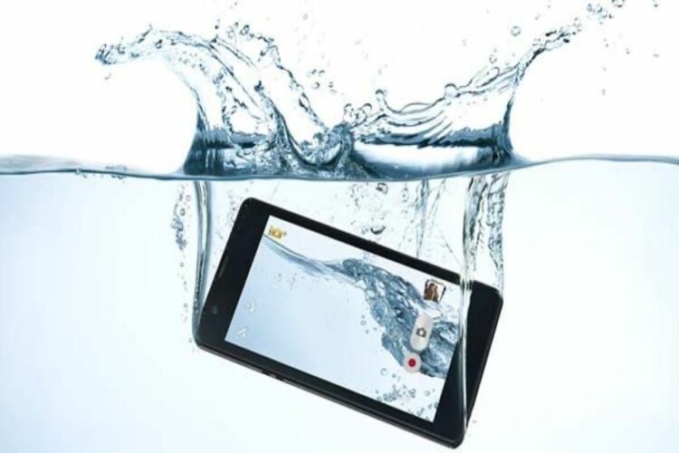 Έξυπνα κινητά τηλέφωνα που αντέχουν σε βάθος 1,5 μέτρου στο νερό