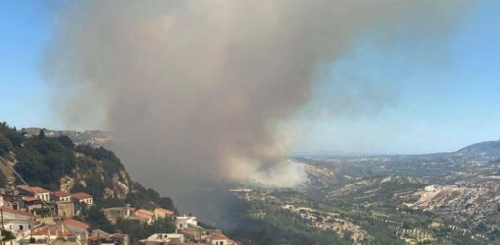 Φωτιά Κρήτη: Σε πλήρη εξέλιξη η πυρκαγιά στον Άγιο Θωμά Ηρακλείου
