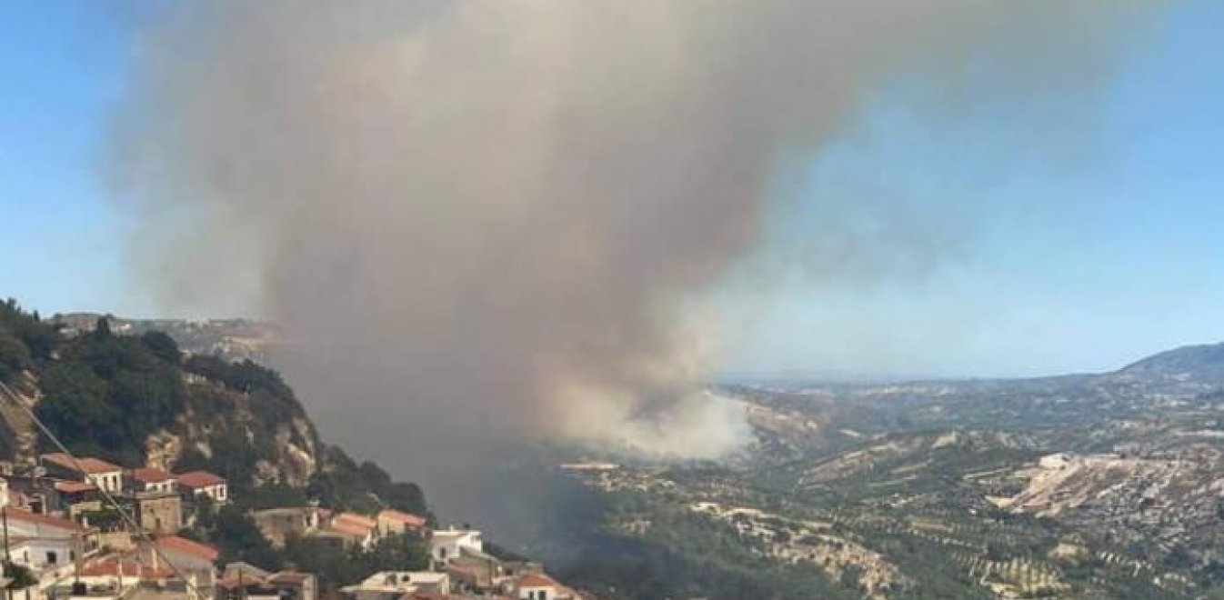 Φωτιά Κρήτη: Σε πλήρη εξέλιξη η πυρκαγιά στον Άγιο Θωμά Ηρακλείου