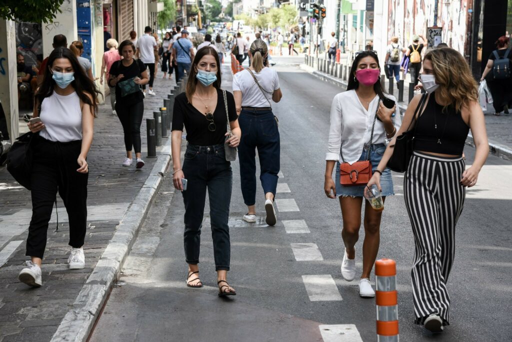 Εξαδάκτυλος: Μάσκες σε όλους, εμβολιασμένους και μη