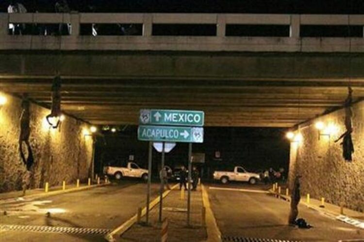 Μεξικό: Έξι ημίγυμνα πτώματα βρέθηκαν κρεμασμένα σε γέφυρα