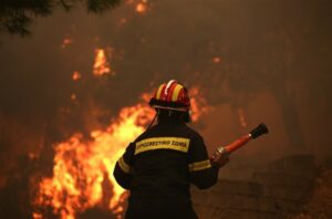 Βίλια: Στρόβιλος φωτιάς «εκτοξεύει» κορμό δέντρου στους πυροσβέστες