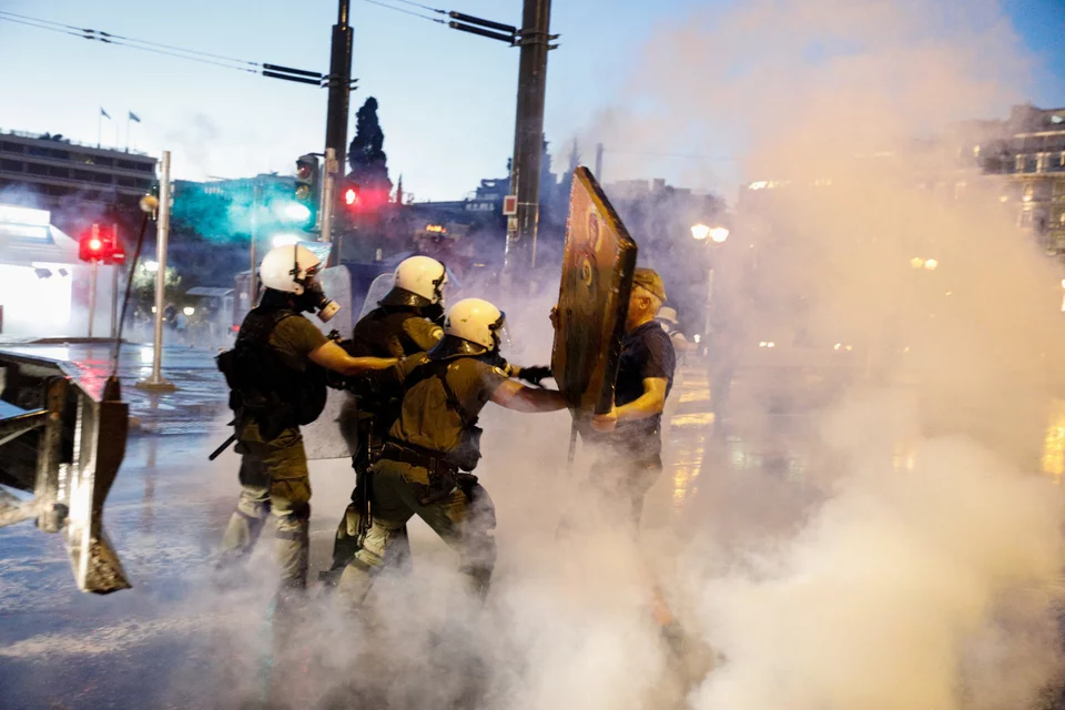 Επεισόδια κατά τη διάρκεια συγκέντρωσης αντιεμβολιαστών στην πλατεία Συντάγματος