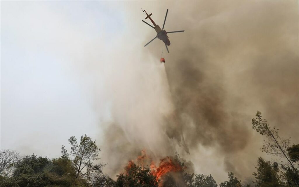 H Ελλάδα μια φωτιά: Στην μάχη με στρατό, drones και ελικόπτερα