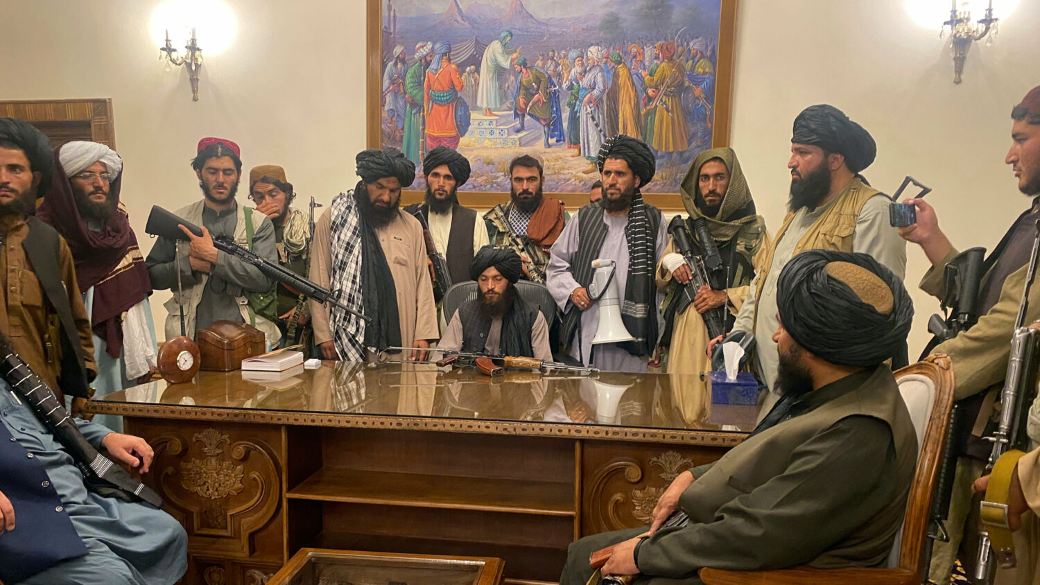 Στην Καμπούλ ο συνιδρυτής των Ταλιμπάν για τον σχηματισμό κυβέρνησης