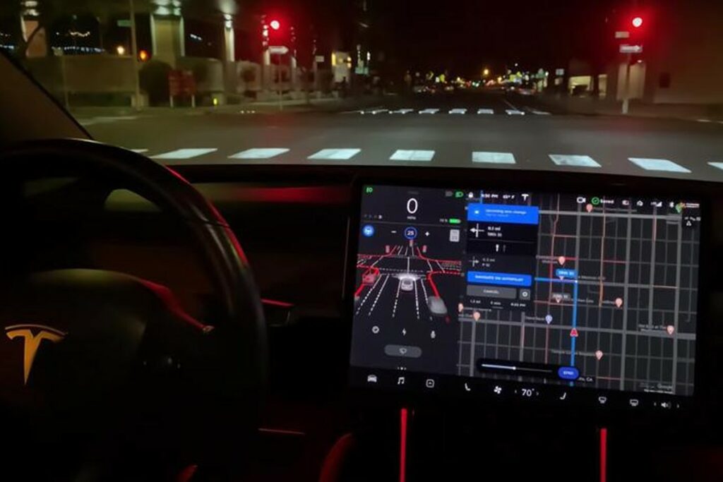 Τα Tesla μπερδεύουν το φεγγάρι με πορτοκαλί φανάρι!