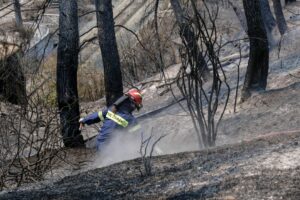 Σοβαρός τραυματισμός πυροσβέστη στην Πάρνηθα