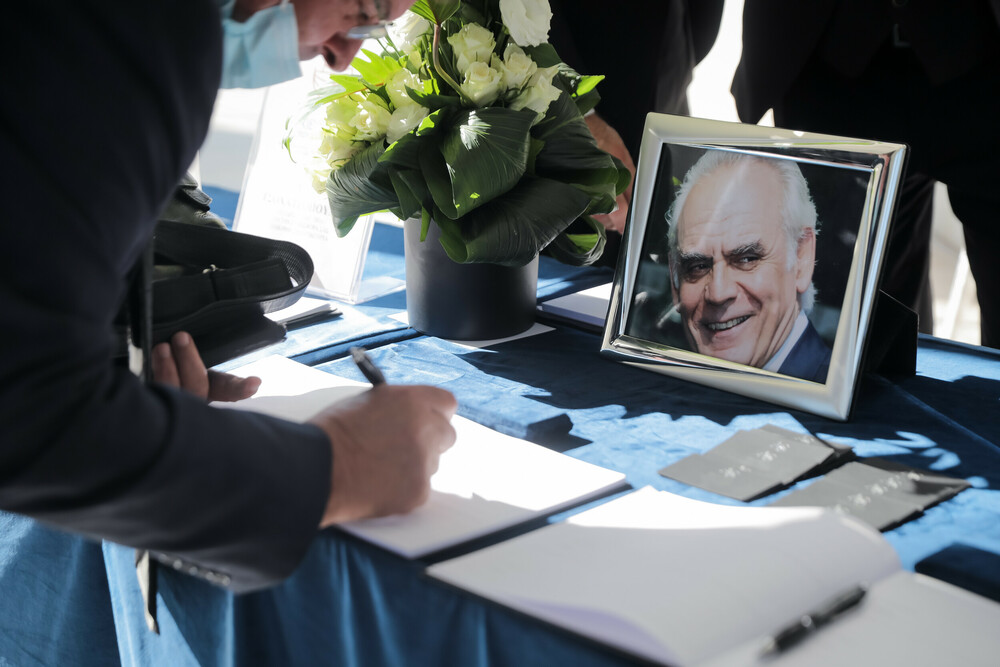 Κηδεία Άκη Τσοχατζόπουλου: Τον ξέχασαν οι πολιτικοί του «φίλοι» - Λύγισε η Βίκυ Σταμάτη