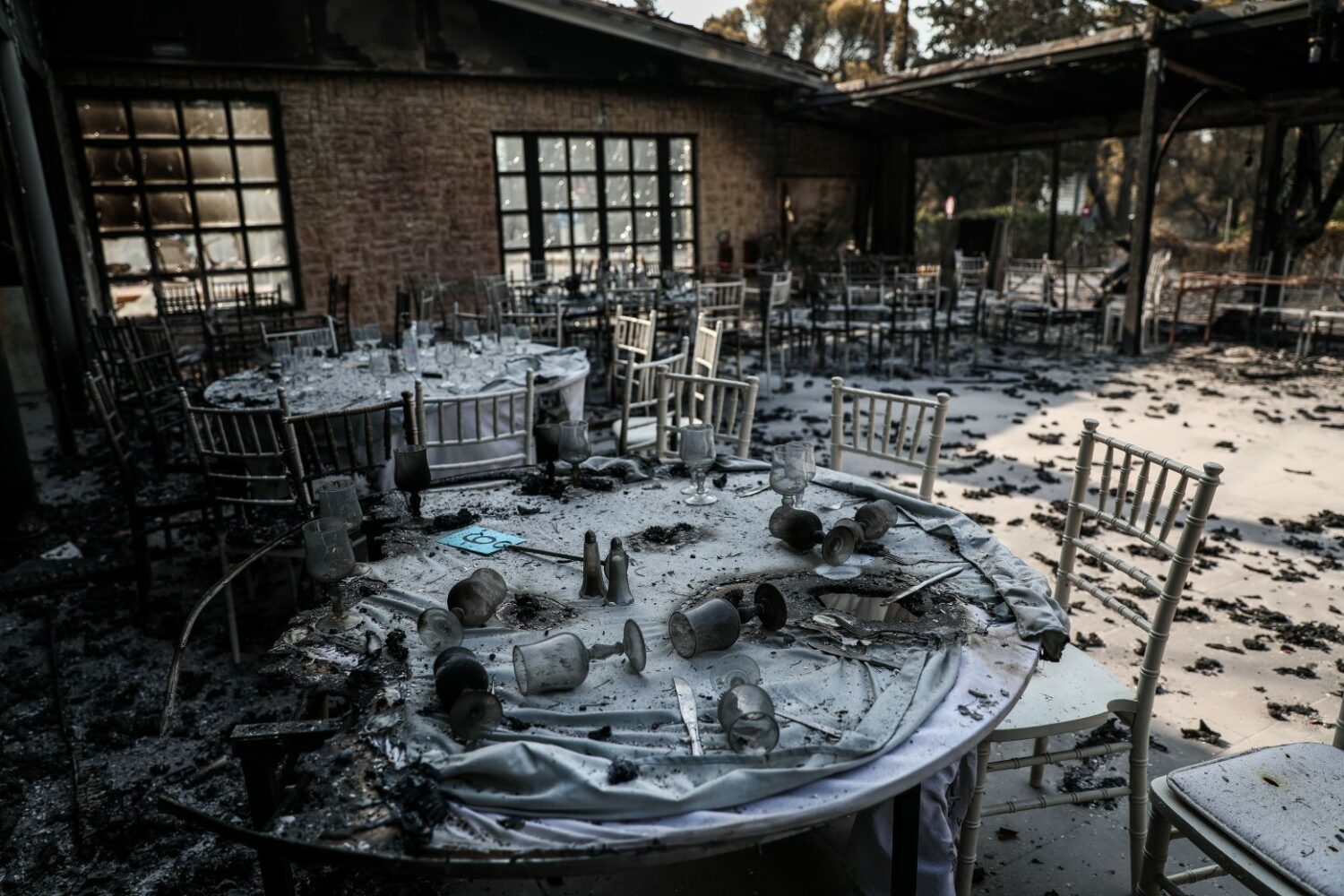 Βαρυμπόμπη: Ανυπολόγιστες καταστροφές, κάηκαν 76 σπίτια