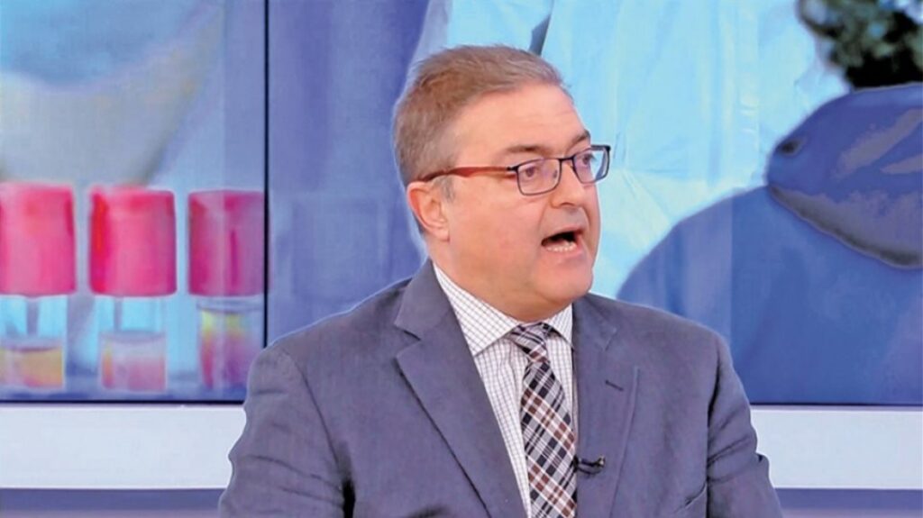 Βασιλακόπουλος: Με απειλούν ότι θα με σπάσουν στο ξύλο - Τι είπε για το «τσιπάκι» του Γκέιτς