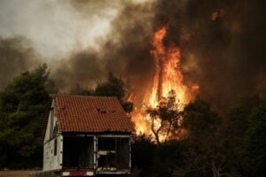 Βίλια: Ολονύκτια μάχη για τον περιορισμό της φωτιάς