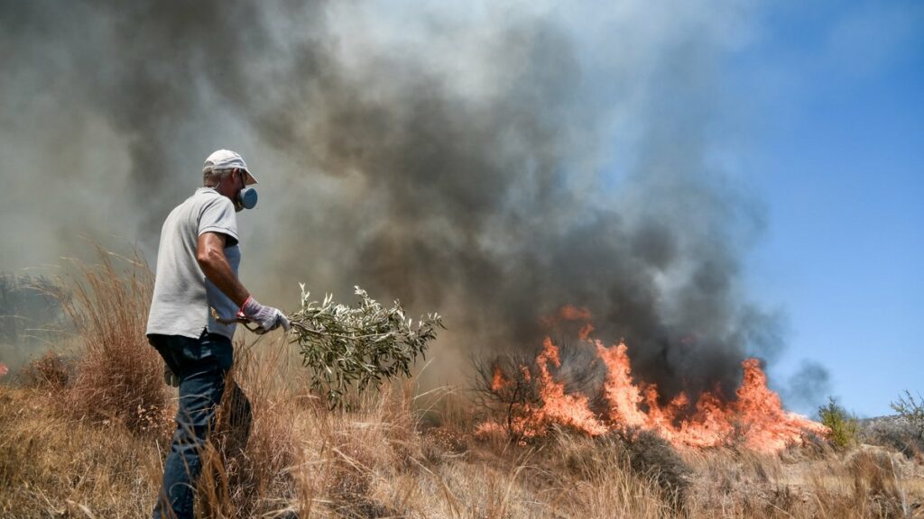 Βίλια-φωτιά: Κινείται προς Παλαιοχώρι το πύρινο μέτωπο