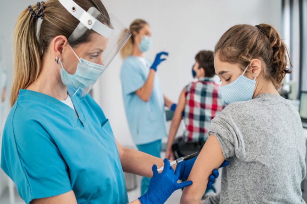 Βρετανία: Προετοιμασία για μαζικό εμβολιασμό παιδιών 12-15 ετών