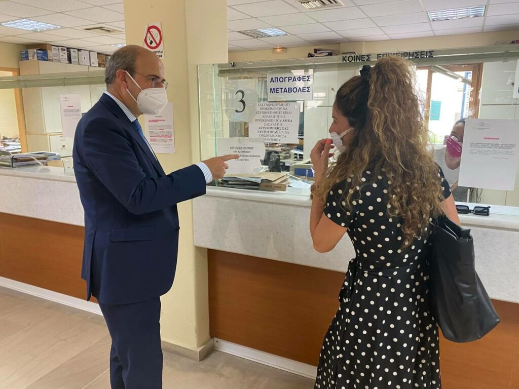 «Είμαι ο υπουργός, πιστέψτε με»- Η ανάρτηση του Χατζηδάκη για υπάλληλο του ΕΦΚΑ που δεν τον αναγνώρισε